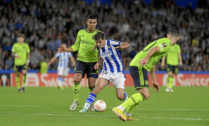 Pablo Marín pelea por un balón con Casemiro en el duelo contra el Manchester United.
