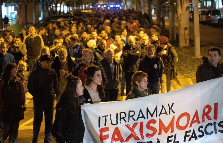 Manifestación celebrada este viernes en Iturrma para denunciar el ataque fascista sufrido este martes.