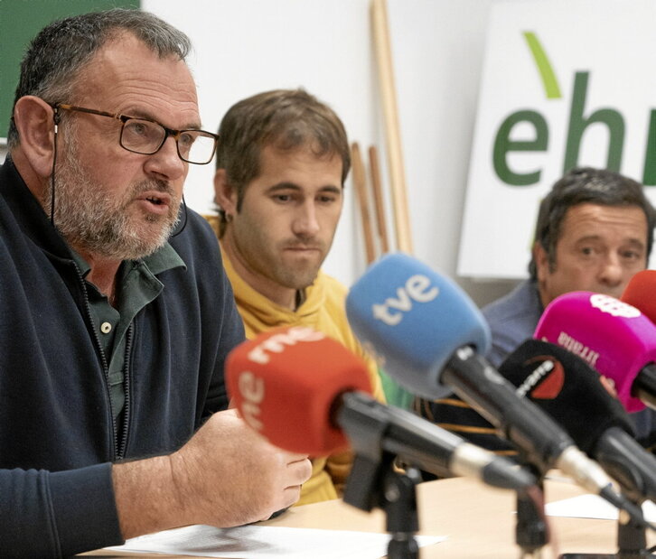 Fermín Gorraiz, presidente de EHNE en Nafarroa, exponiendo la situación.