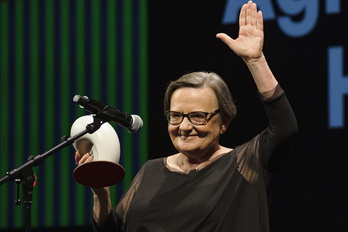 la guionista y cineasta polaca Agnieszka Holland con el Mikeldi de Honor que ha recibdio este viernes.