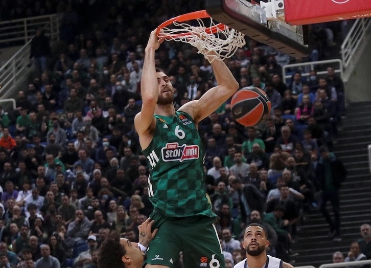 La debilidad en la pintura de Saski Baskonia ha quedado en evidencia.