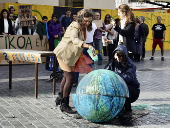 Vertido contaminante sobre el planeta Tierra.