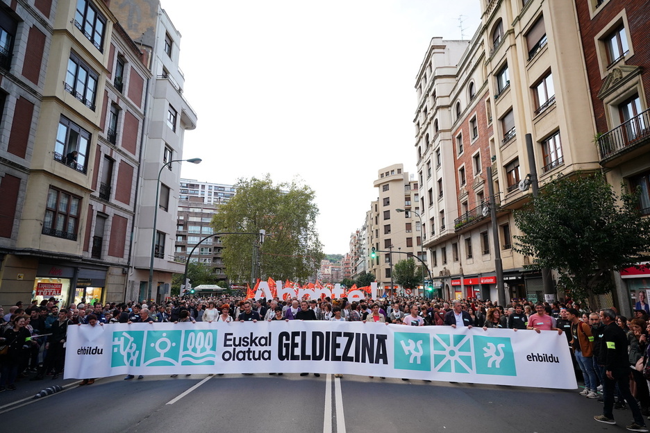 1.359 izan dira EH Bilduko udaletako ordezkariak, 60 autobus baino gehiago Euskal Herriko toki desberdinetatik iritsi direnak eta, orotara, hamarka mila lagun, larubat honetan koalizio subiranistaren deiari erantzun diotenak.