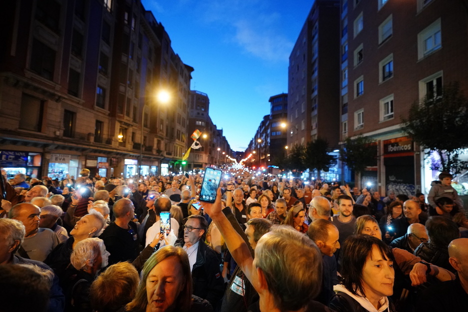 Sakeleko telefonoetako argiak piztu eta olatuak irudikatu dituzte manifestariek.