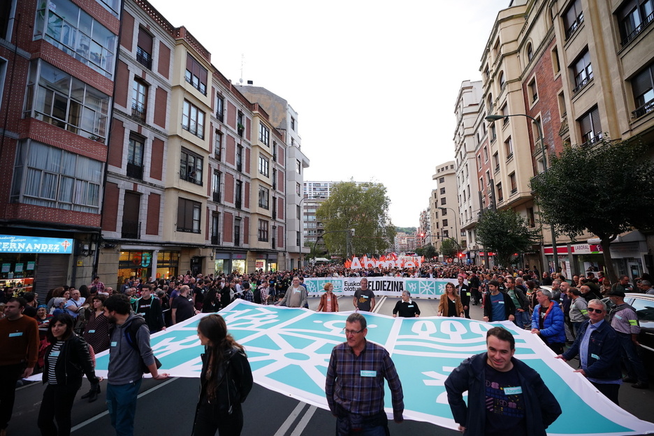 ‘Independentzia’ oihu artean abiatu da mobilizazioa Bilbon.