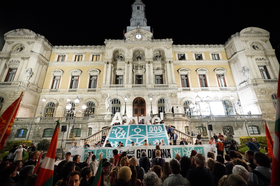 Udaletxean amaitu da manifestazioa. 