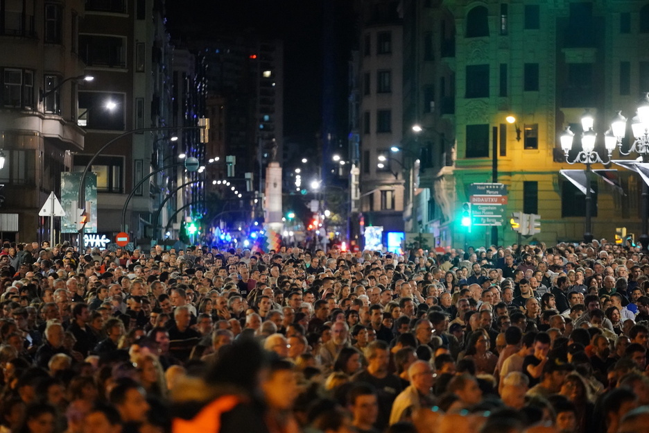 Jendetza bildu da manifestazioaren amaieran. 