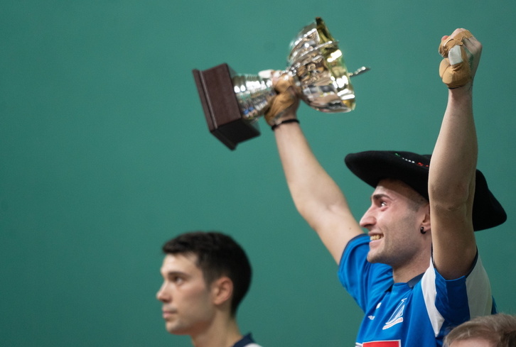 Iker Salaberria, Lau eta Erdiko txapela buruan duela.