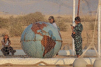 Un grupo de personas observa una instalación titulada «Slug Turtle, Templearth», del artista brasileño Ernesto Neto, en el desierto de al-Zubarah, al norte de Qatar, el país con mayor consumo per cápita y sede del Mundial de fútbol.