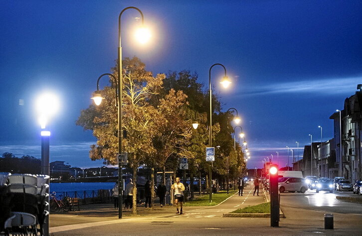 La oscuridad no es obstáculo para la práctica de unos minutos de ejercicio en la calles de Baiona.