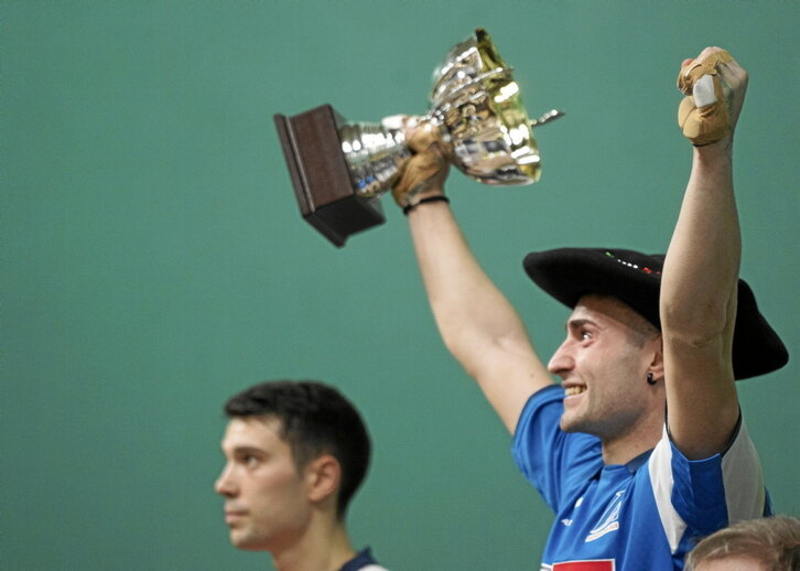 Salaberria, Lau eta Erdiko txapela buruan duela, Egiguren serio baten ondoan.