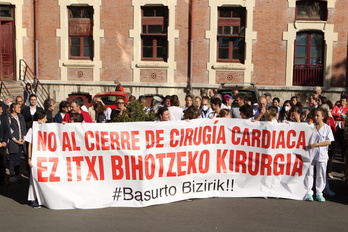 Concentración para denunciar el cierre de la cirugía cardiaca del hospital de Basurto