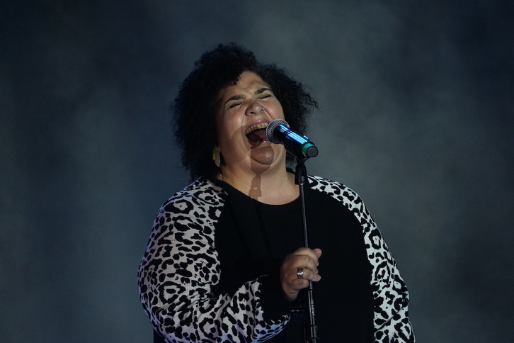 Zea Mays taldeko Aiora Renteria, bere ahotsarekin gozaraziz.