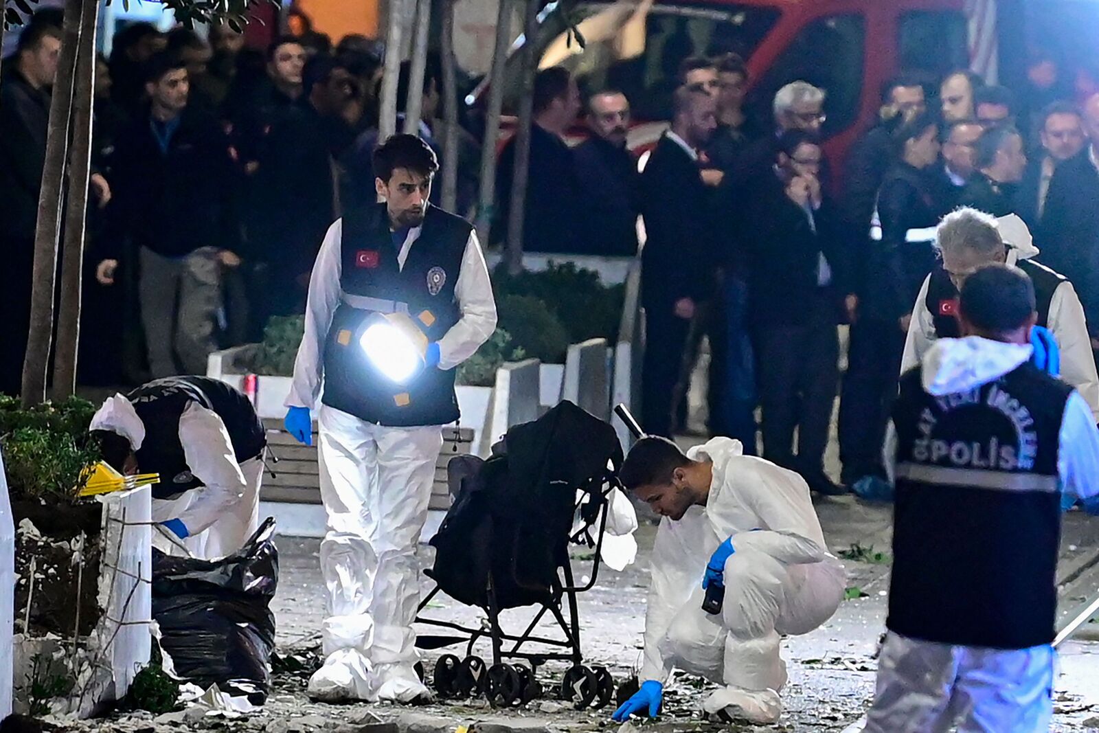 Investigadores act&uacute;an sobre el terreno despu&eacute;s de que la zona del atentado haya sido perimetrada. (Yasin AKGUL/AFP)