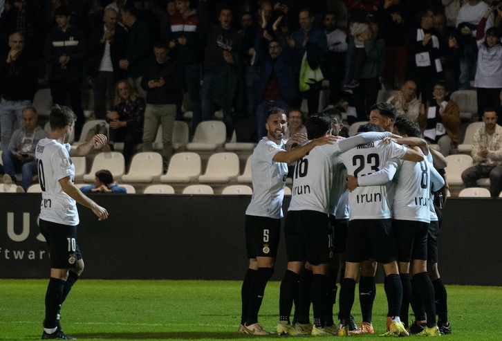 Jugadores del Real Unión celebran el primer gol de Nacho Sánchez.
