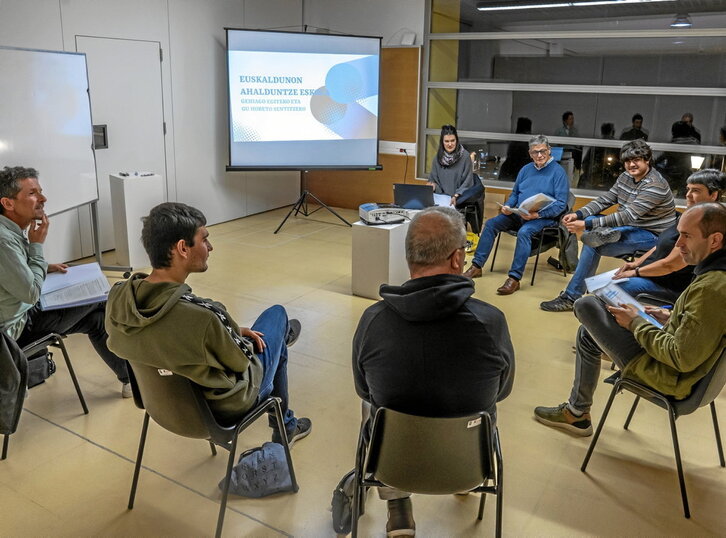 Las escuelas de empoderamiento para las y los vascoparlantes. En la primera página, Getxo; sobre estas líneas, Errenteria.