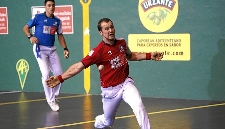 Aitor Elordi, abiadura handiko partida batean, pilota gogor astintzeko prest.