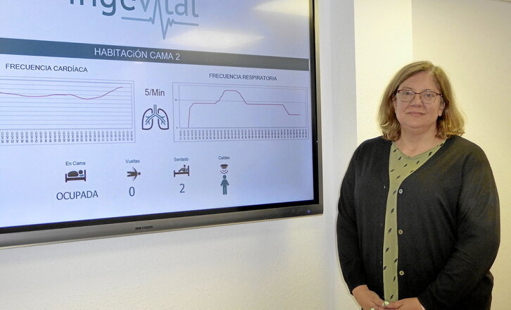 La directora de Ingevital Laura Ibeas junto a una pantalla que muestra las variables detectadas por el sistema de radares que están desarrollando.