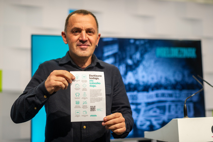 Unai Urruzuno, con el decálogo del Pacto de Bienestar.