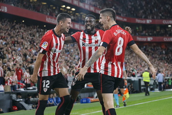 Guruzeta celebra con Williams y Sancet uno de sus goles al Valladolid.