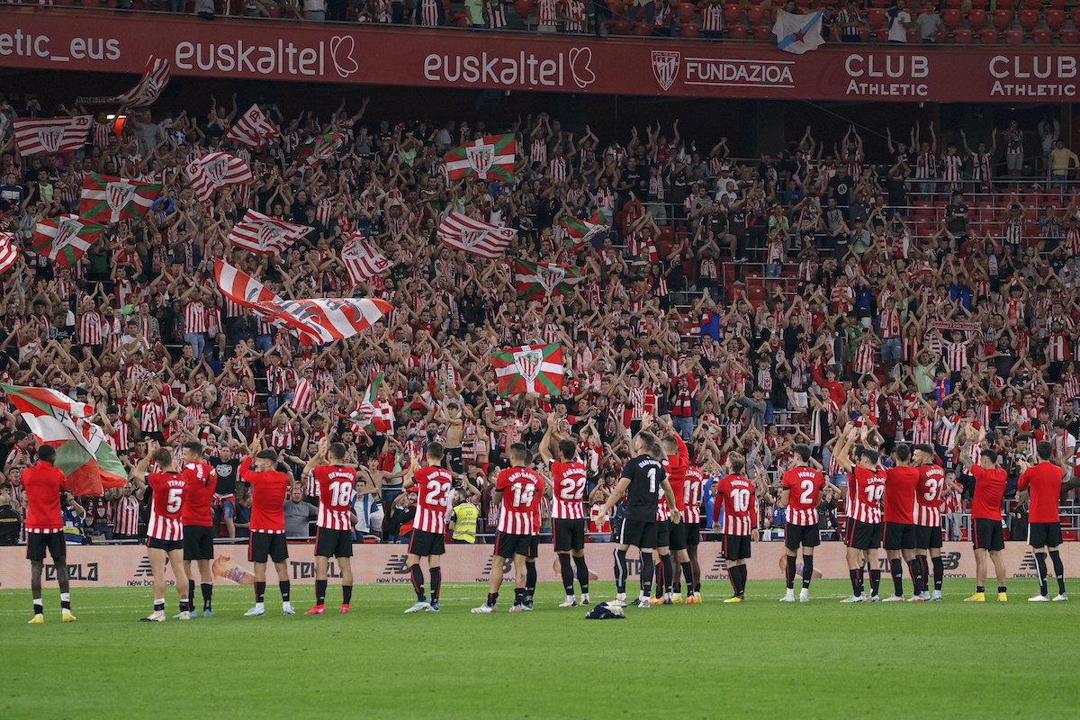 Los jugadores del Athletic agradecen el apoyo de la afición al acabar un partido en San Mamés. (Aritz LOIOLA / FOKU) Los jugadores del Athletic agradecen el apoyo de la afición al acabar un partido en San Mamés. (Aritz LOIOLA / FOKU)