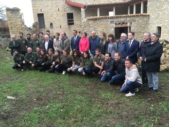 Foto de familia para celebrar el anuncio del histórico hallazgo de la mano de Irulegi.