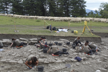 La vida de valle de Aranguren lleva su curso durante las excavaciones en el poblado vascón de Irulegi.
