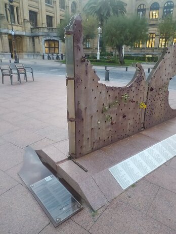 La escultura dañada, concretamente el panel informativo ha aparecido en el suelo. 