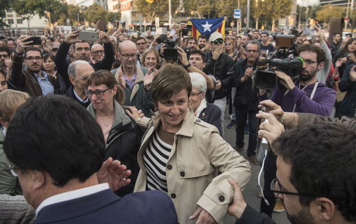 Anna Simó, una de las recurrentes a quienes se ha dado la razón, apoyada en una comparecencia en Barcelona.