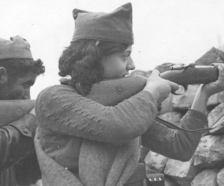 Emakume miliziano bat frentean, arma eskuan.
