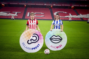 Garazi Murua eta Nerea Eizagirre kapitainak San Mamesen soropilean.