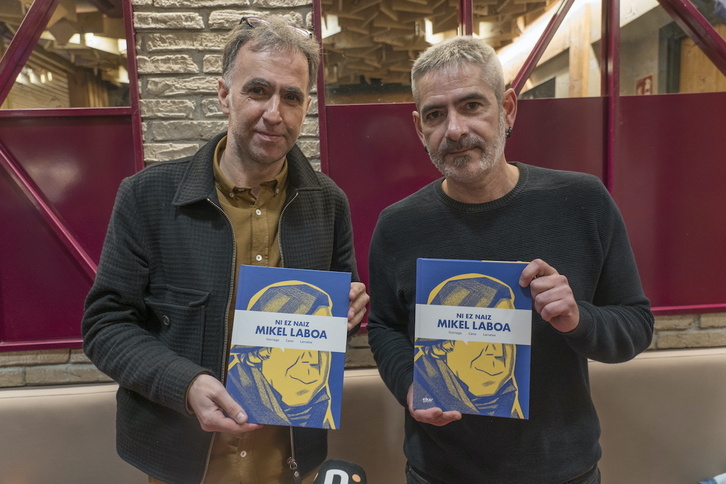 Harkaitz Cano eta Unai Iturriaga ‘Ni ez naiz Mikel Laboa’ aurkezten