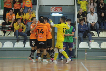 Los jugadores naranjas celebran uno de los seis goles que han anotado en la cancha zaragozana.