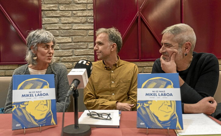 Antxiñe Mendizabal, Harkaitz Cano eta Unai Iturriaga «Ni ez naiz Mikel Laboa» lanaren aurkezpenean.