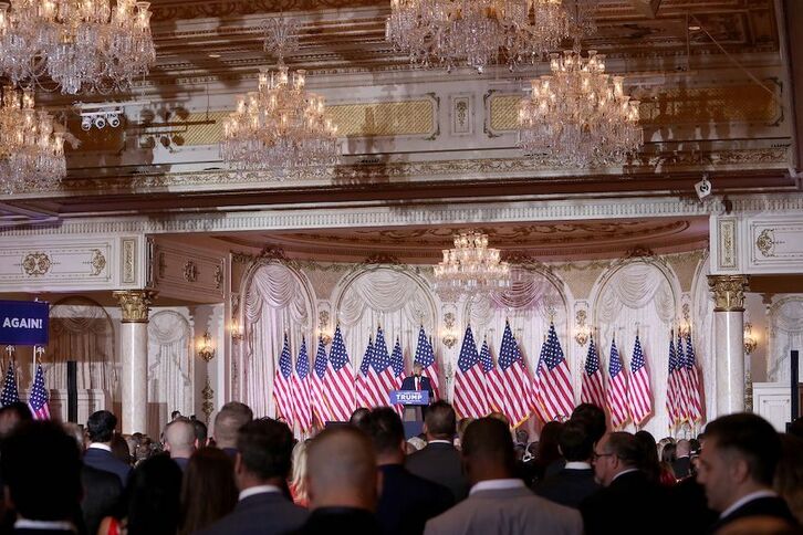 Trumpek bere jauregiko dantza aretoan egin zuen iragarpena, Mar-a-Lagon.