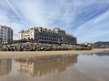 El restaurante ‘Chez Patxi’ está situado en los bajos del antiguo casino, sobre la playa de Hendaia.