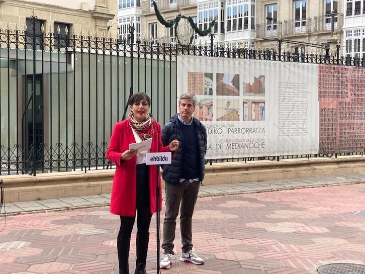 Rocío Vitero y Unai Fernandez de Betoño, concejala y parlamentario de EH Bildu, respectivamente, en una comparecencia este miércoles frente al Parlamento de Gasteiz.