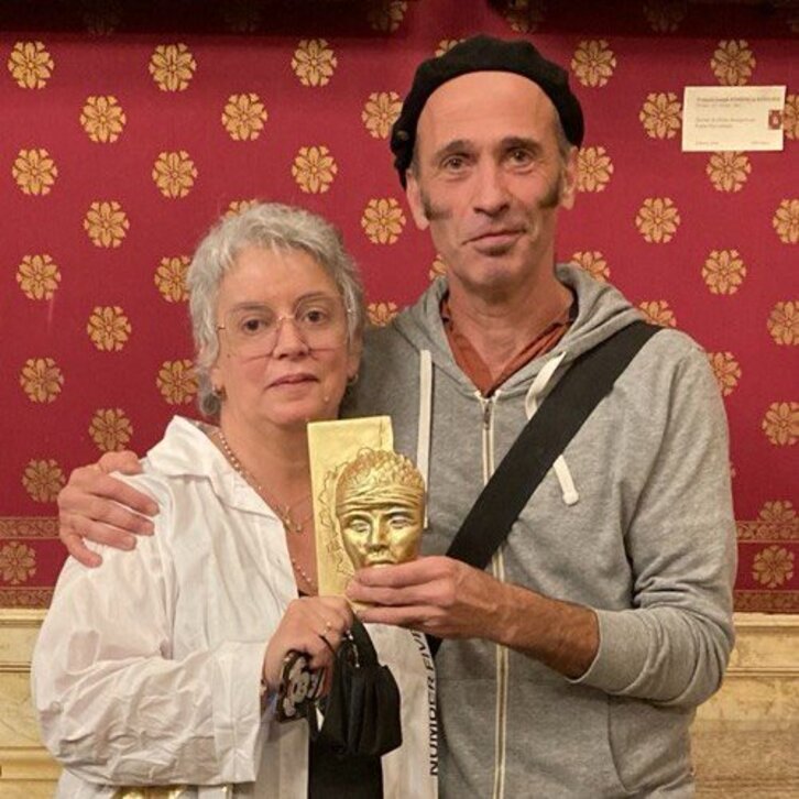 Asisko Urmeneta jaso berri duen sariarekin.