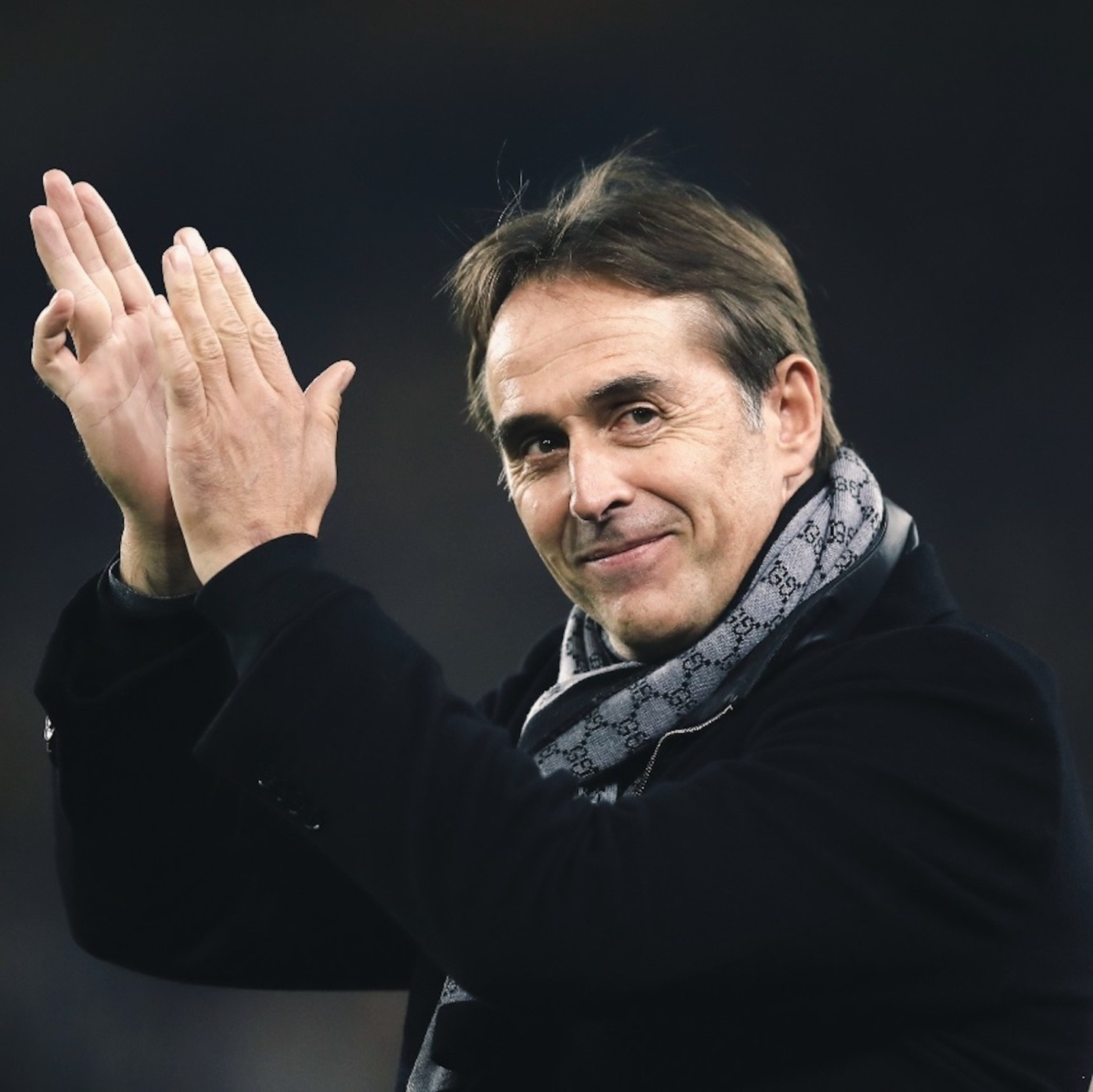 Julen Lopetegi saluda a la afición de los Wolves. 