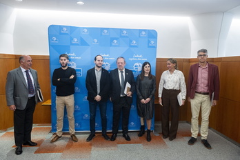 El equipo de Elkarrekin Podemos-IU, junto al del Departamento de Economía y Hacienda, antes del inicio de la reunión.