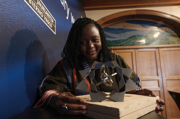 Fatmata Binta posa sonriente con el galardón.