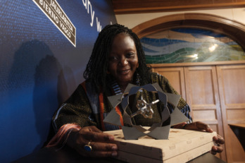 Fatmata Binta, posa sonriente con el galardón.