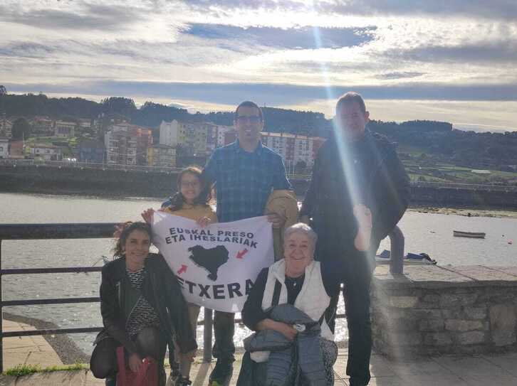 Egoitz Coto junto a sus allegados tras recibir la libertad definitiva.