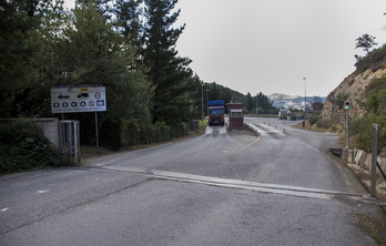 Zallako zabortegira sartzeko sarrera.