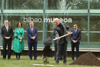 Norman Foster tira una paletada de tierra a la cápsula del tiempo. 