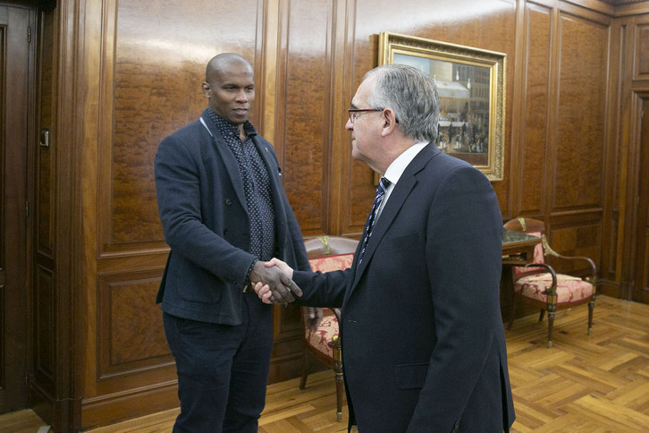 Lázaro Pons y Enrique Maya se dan la mano en el despacho del alcalde.