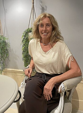 Gemma Sangines, aulki batean eserita.