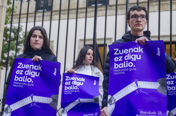 Ikamako agerraldia Gasteizko Parlamentuaren aurrean.