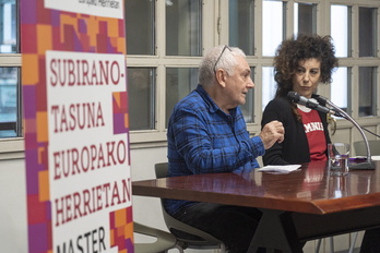 Joseba Sarrionandia eta Jule Goikoetxea, La Bolsa jauregian ostegun honetan egindako hitzaldian.