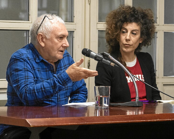 Joseba Sarrionandia junto a Jule Goikoetxea, en uno de los actos públicos protagonizados estos meses.